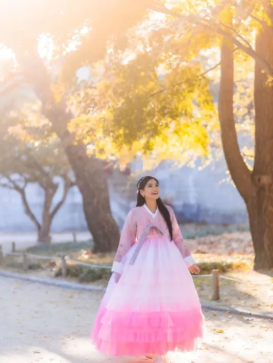 Bagian paling mencuri perhatian dari hanbok yang dikenakan Titi Kamal adalah roknya yang berwarna pink gradasi. [@titi_kamall]