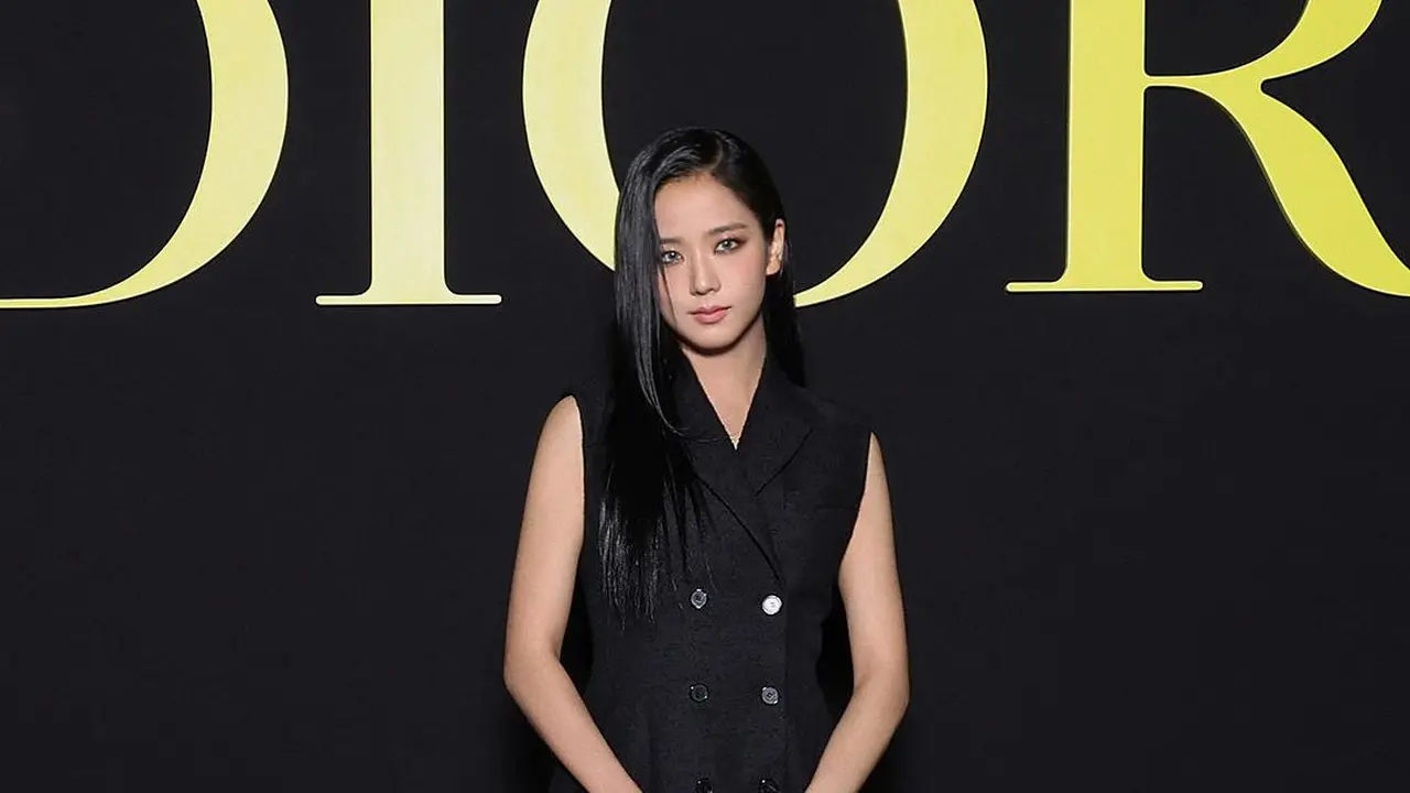 Pangling Lihat Penampilan Jisoo BLACKPINK dengan Gaya Boyish Gothic di Paris Fashion Week