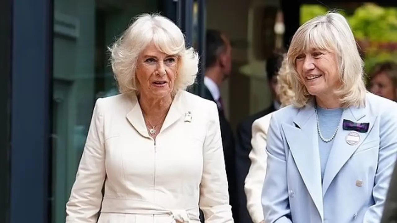 Ratu Camilla Pakai Tas Dior Ikonik yang Terinspirasi dari Putri Diana Saat Hadir di Wimbledon, Penampilannya Jadi Sorotan