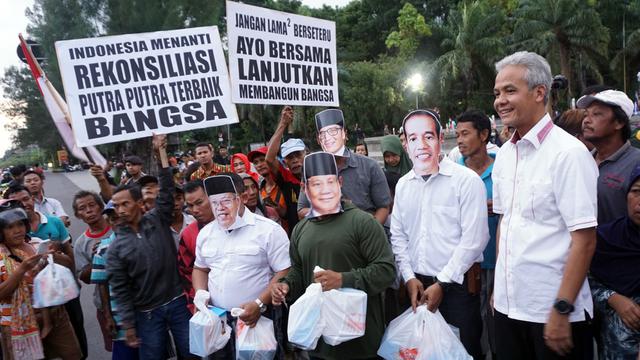 Jokowi dan Prabowo Bagikan Takjil di Solo