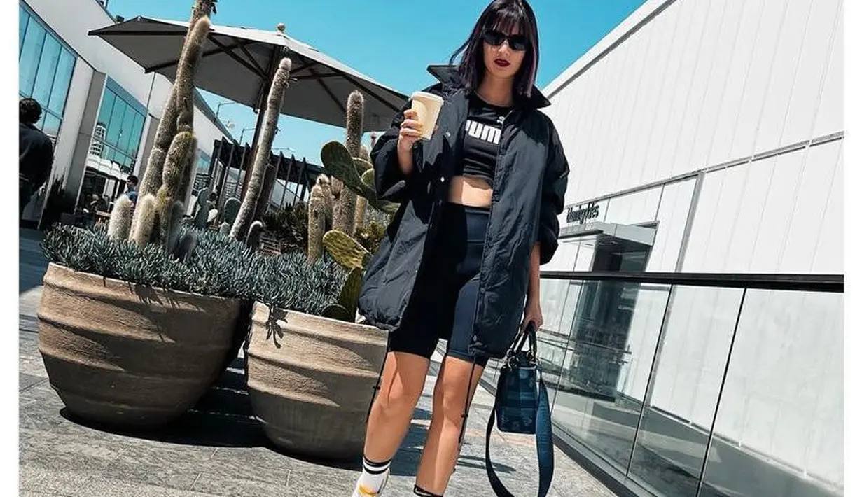 Sebelum pulang ke Indonesia, ibu tiga anak itu masih menyempatkan diri untuk OOTD. Nia Ramadhani tampil sporty dengan busana all black. (Instagram/ramadhaniabakrie).
