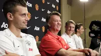 Manajer Mu, Louis Van Gaal saat memperkenalkan pemain barunya kepada awak media di Bellevue, Washington, AS, Rabu (15/7/2015). Selain Schweinsteiger, Van Gaal memperkenalkan Morgan Schneiderlin (kiri) dan Matteo Darmian (kanan). (REUTERS/Jason Redmond)