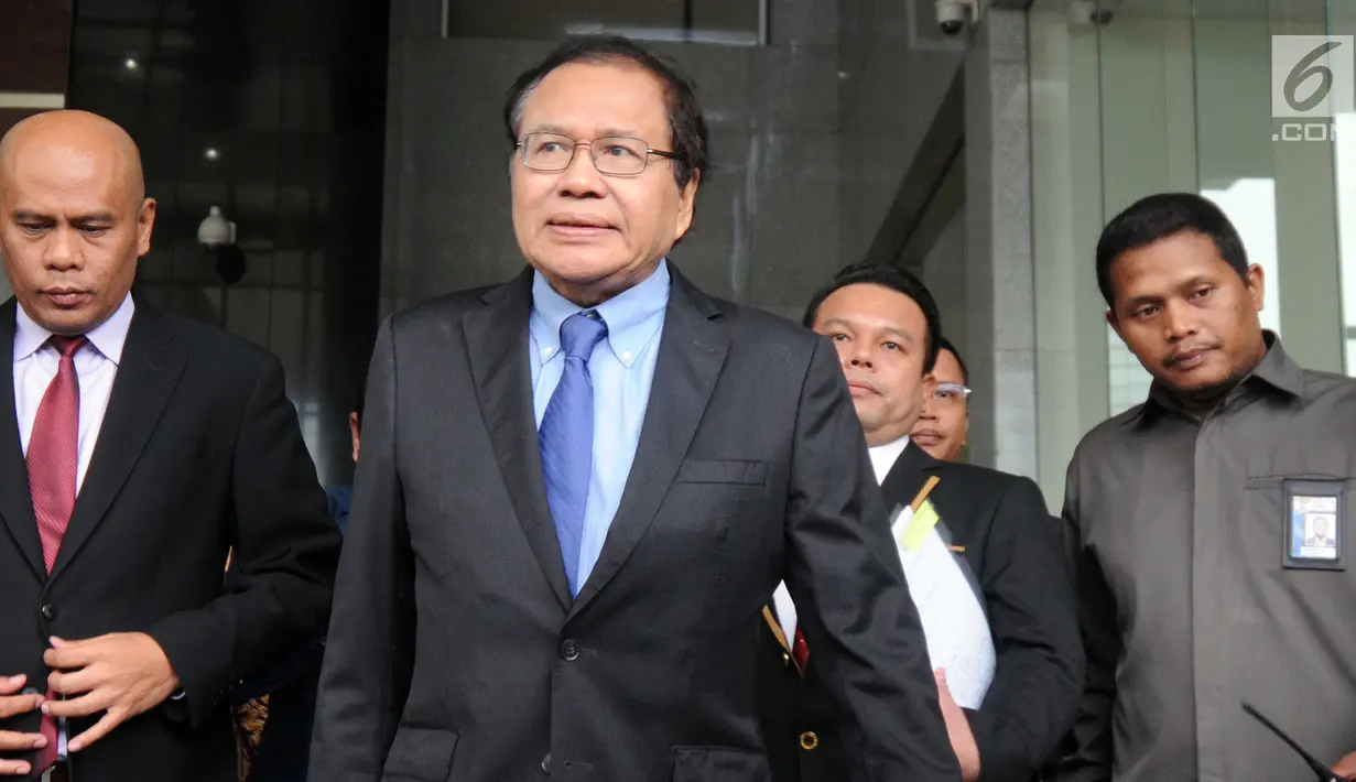 Mantan Menko Kemaritiman Rizal Ramli usai melaporkan dugaan korupsi impor pangan di Gedung KPK, Jakarta, Selasa (23/10). Kerugian negara tersebut berdasarkan audit yang dilakukan Badan Pemeriksa Keuagan (BPK). (Merdeka.com/Dwi Narwoko)