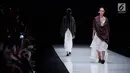 Model berjalan diatas catwalk mengenakan busana rancangan Lulu Lutfi Labibi dalam ajang Jakarta Fashion Week 2018 di Senayan City, Jakarta, Kamis (26/10). Lulu menampilkan rancangannya dengan mengusung tema 'Persimpangan'. (Liputan6.com/Faizal Fanani)