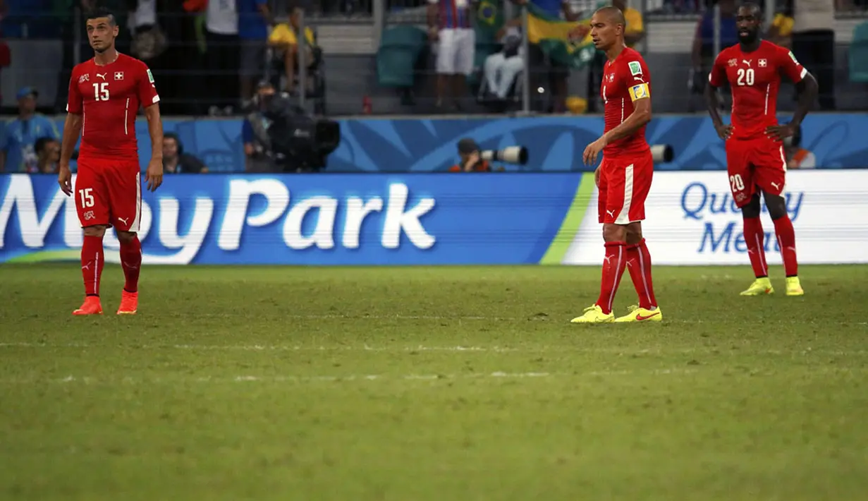 Tiga punggawa Swiss, Blerim Dzemaili, Gokhan Inler dan Johan Djourou (dari kiri ke kanan) terlihat lesu usai dikalahkan Perancis 2-5 di penyisihan Piala Dunia 2014 Grup E di Stadion Fonte Nova, Salvador, Brasil, (21/6/2014). (REUTERS/Jorge Silva) 
