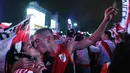 Suporter River Plate berciuman saat merayakan gelar juara Copa Libertadores di Obelisk, Buenos Aires, Argentina, Minggu (9/12). River Plate merebut gelar juara Copa Libertadores usai menaklukkan Boca Juniors dengan skor 3-1. (AP Photo/Gustavo Garello)