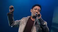 Andre sempat menyanyikan lagu yang dipopulerkan oleh penyanyi Harvey Malaiholo di Festival World Song di Budokan, Jepang.