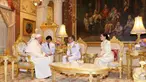 Paus Fransiskus berbincang dengan Raja Thailand Maha Vajiralongkorn (tengah) dan Ratu Suthida (kanan) di Istana Dusit, Bangkok (22/11/2019). Pertemuan dilakukan setelah Paus Fransiskus merayakan misa dengan puluhan ribu umat Katolik Thailand. (Handout/Thai Royal Household Bureau/AFP)