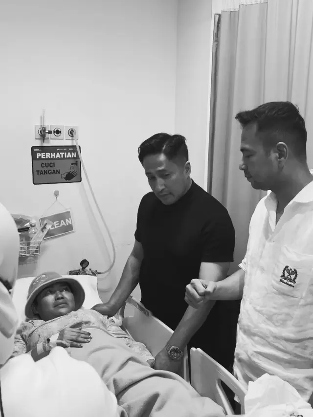 Potret Senyum Semringah Mendiang Mpok Alpa saat Dijenguk Dua Sahabatnya di Rumah Sakit, Raffi Ahmad: Kenanganmu Hidup Selamanya