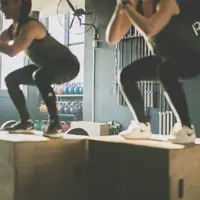 Olahraga squat dapat membuat wajah tampak awet muda. (foto: meghan holmes/unsplash)