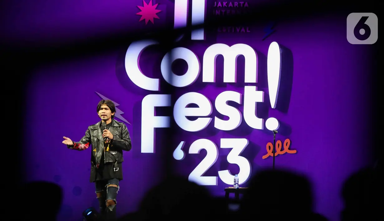 Komedian Indra Frimawan tampil pada acara Jakarta International Comedy Festival (JICOMFEST) 2023 di Tennis Indoor Senayan, Jakarta, Jumat (15/12/2023). (Liputan6.com/Herman Zakharia)
