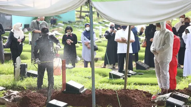 Potret Suasana Pemakaman Rina Gunawan, Diwarnai Tangis Pilu dari Keluarga dan Sahabat. (Sumber: Kapanlagi.com)