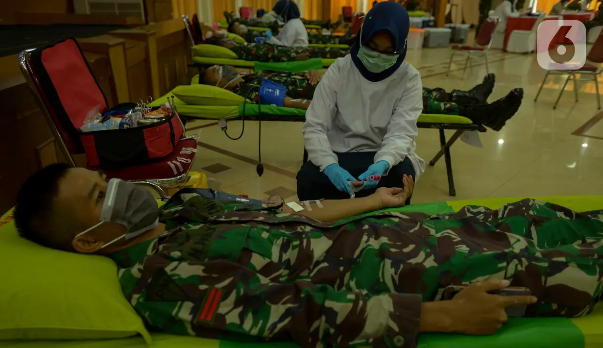 Anggota Paspampres melakukan donor darah di Kawasan Mako Paspampres,Jakarta, Rabu (15/4/2020). Donor daran dan pembagian sembako sebagai bentuk kepedulian kemanusian di tengah pandemi virus COVID-19. (merdeka.com/Imam Buhori)