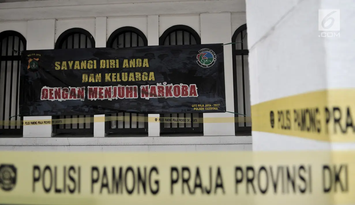 Garis Satpol PP terbentang di depan Diskotek Old City yang disegel di Tambora, Jakarta, Selasa (23/10). Satpol PP DKI menutup sementara Diskotek Old City tadi malam karena adanya penemuan pemakaian narkoba di lokasi tersebut (Merdeka.com/Iqbal S. Nugroho)