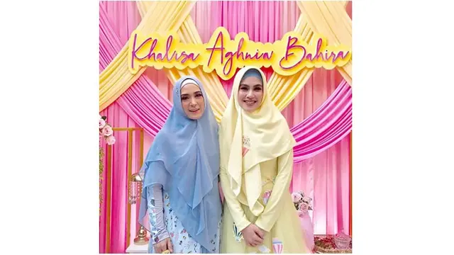 Acara akikah tersebut digelar mewah dengan desain kuning dan pink yang membuat suana menjadi lebih hangat.