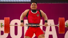 Lifter Indonesia, Muhammad Zul Ilmi berkompetisi pada nomor angkat besi putra 89kg SEA Games 2023 di Hanoi Sports Training and Competition Center, Hanoi, Vietnam, Minggu (22/5/2022). Zul meraih medali perak setelah melakukan total angkatan 328kg (145kg snatch dan 183kg clean & jerk). (AP Photo/Tatan Syuflana)