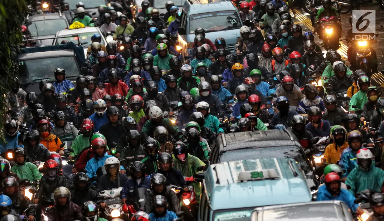 Kendaraan terjebak kemacetan di Jalan Jenderal Ahmad Yani, Jakarta, Selasa (2/4). Hujan deras yang mengguyur Jakarta menyebabkan sejumlah jalan tergenang banjir hingga mengakibatkan kemacetan. (Liputan6.com/JohanTallo)