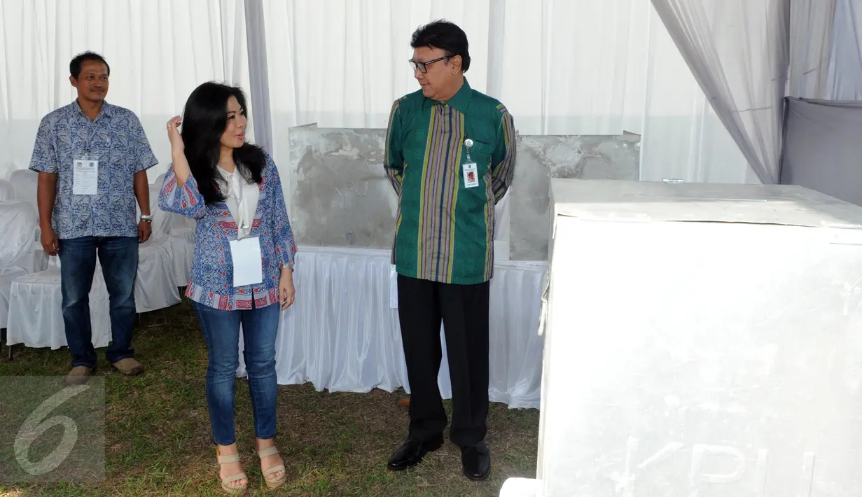 Menteri Dalam Negeri Tjahjo Kumolo saat meninjau kesiapan TPS 17 di Alam Sutera, Kecamatan Serpong, Tangsel, Rabu (9/12). Lokasi ini merupakan tempat Airin Rachmi Diany melakukan pencoblosan. (Liputan6.com/Helmi Afandi)