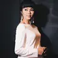 Bukan hanya gaun glamor, Yura Yunita juga kerap tampil simpel. Seperti kali ini, pemilik nama asli Yunita Rachman tersebut tampak mengenakan gaun polos berwarna putih. Penampilannya terlihat makin memesona dengan gaya rambut yang ditata rapi. (Liputan6.com/IG/@yurayunita)