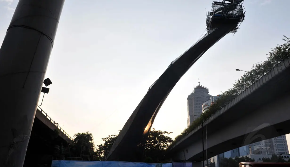Perawatan Monumen Patung Dirgantara di kawasan Pancoran, Jakarta, memasuki hari ke-13, Minggu (24/8/14). (Liputan6.com/Panji Diksana)