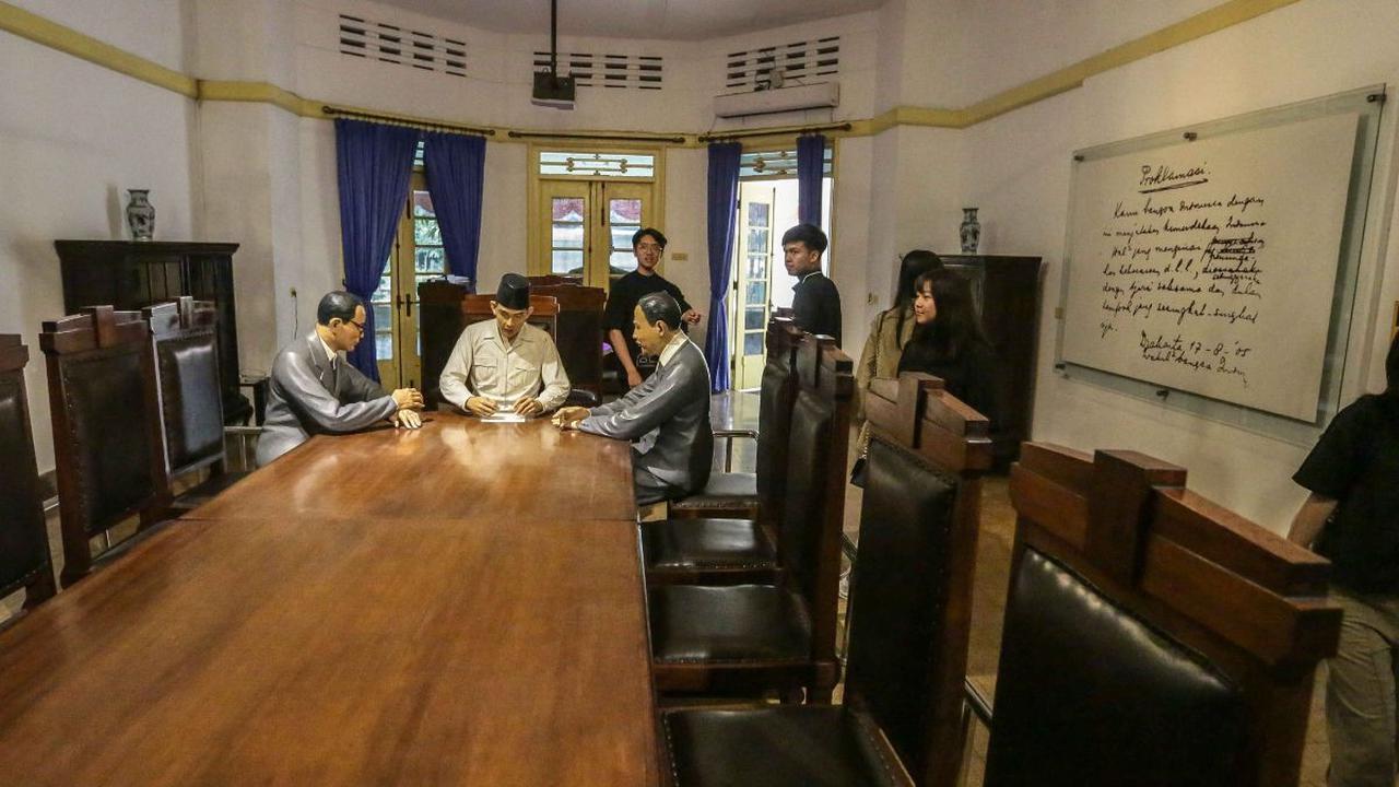 Museum yang sebelumnya rumah seorang perwira Jepang, Tadashi Maeda di Jalan Imam Bonjol Nomor 1, Jakarta Pusat itu merupakan salah satu hasil dari pengembangan yang dilakukan pemerintah Hindia Belanda.