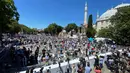 Umat muslim berdoa saat salat Jumat di distrik bersejarah Sultanahmet, dekat Hagia Sophia, Istanbul, Turki, Jumat (24/7/2020). Umat muslim melaksanakan salat Jumat pertama di Hagia Sophia dalam 86 tahun terakhir. (AP Photo/Mehmet Guzel)