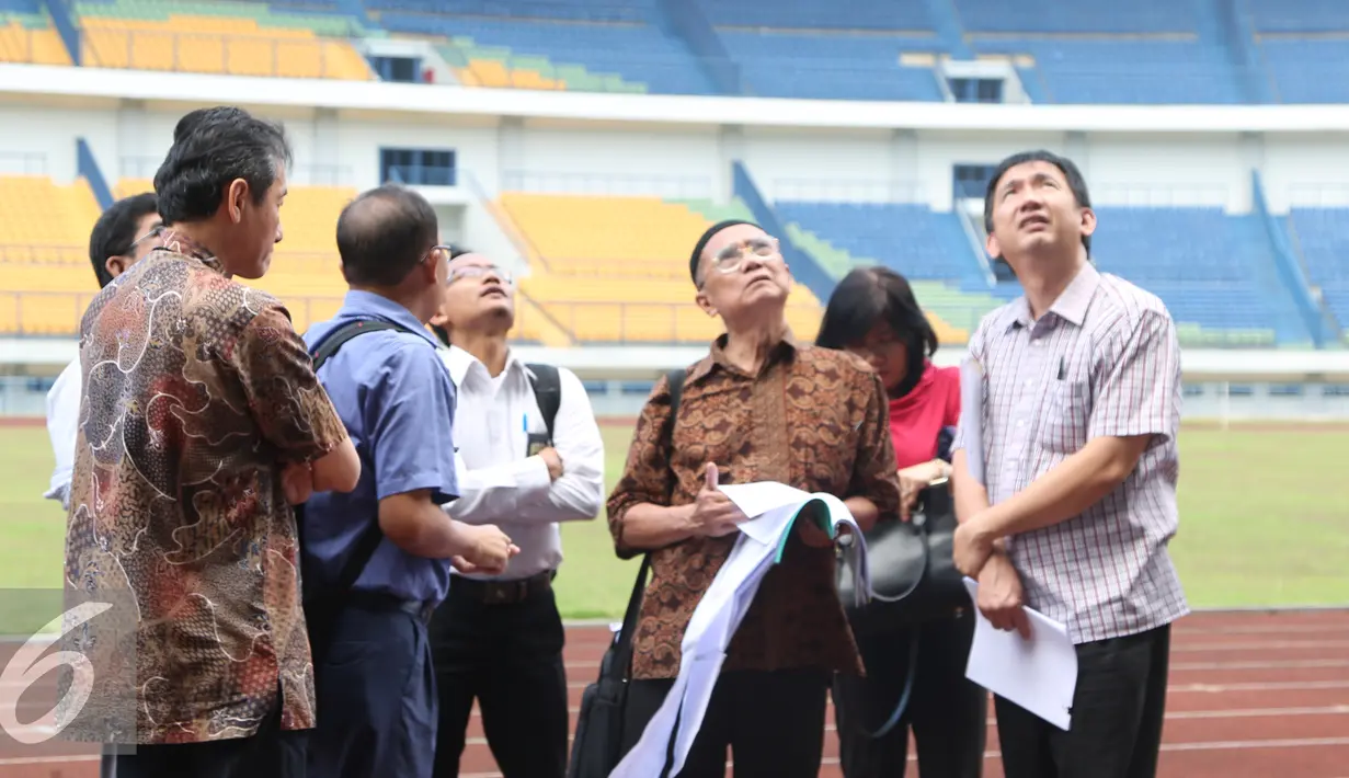 Tim ahli dan subkontraktor mengamati konstruksi Stadion Gedebage, Bandung, Rabu (10/6/2015). Penyidik Dirtipidkor Polri dan sejumlah tenaga ahli mengecek fisik stadion dalam kasus korupsi pembangunan Stadion Gedebage (Liputan6.com/Awan Harinto)