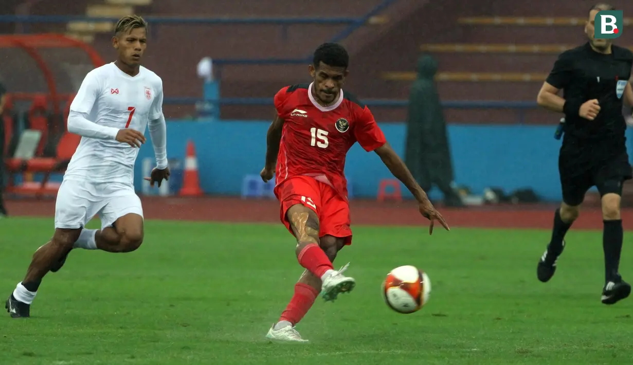 Di awal babak kedua, Ricky Kambuaya dkk yang masih mendominasi permainan gagal menambah gol akibat banyak membuang peluang. (Bola.com/Ikhwan Yanuar)