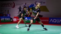 Ganda putra Indonesia, Muhammad Shohibul Fikri/Bagas Maulana mengembalikan bola ke arah lawannya, pasangan China, Chen Bo Yang/Liu Yi pada laga babak 32 besar Daihatsu Indonesia Masters 2024 di Istora Senayan, Jakarta, Selasa (23/1/2024). Muhammad Shohibul Fikri/Bagas Maulana menang rubber game 21-16, 17-21 dan 21-17. (Bola.com/Bagaskara Lazuardi)