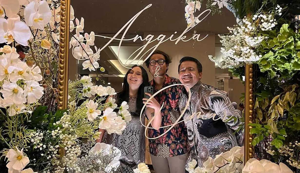 Hadir juga pasutri Jojo Suherman dan Clairine Clay yang kompak kenakan batik nuansa hitam-putih. [@jojosuherman].