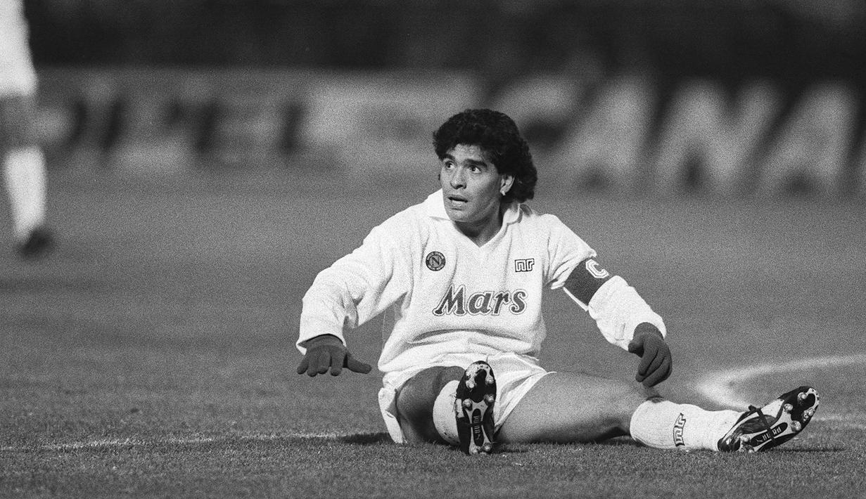 Diego Maradona. Dengan segala kehebatannya, terutama saat mengalahkan Inggris pada Piala Dunia 1986, semua orang pasti setuju ia berhak mendapatkannya. Namun karena aturan, menjadi mustahil baginya meski ia bermain di Eropa bersama Barcelona dan Napoli. (AFP Photo)