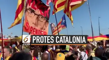 Sejumlah warga pendukung Catalonia berdemonstrasi di depan gedung Parlemen Uni Eropa sebagai dukungan terahadap Carles Puigdemont.