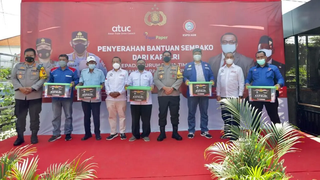 Kapolri bersama dengan KSPSI kerja sama pembagian sembako bagi buruh terdampak Covid-19