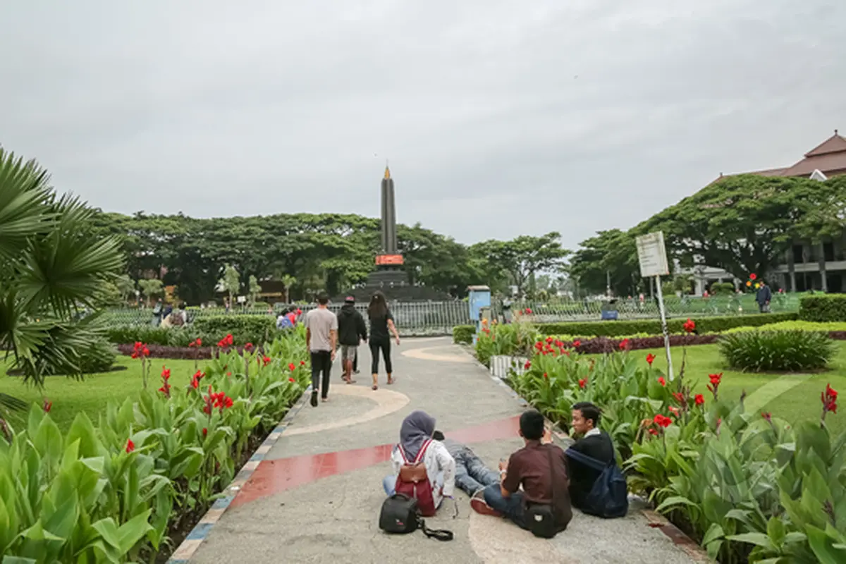 Asyiknya Bersantai di Alun-alun Tugu Kota Malang