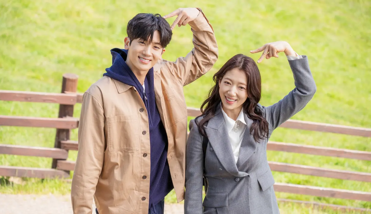 Foto-foto tersebut diambil saat syuting adegan di mana Nam Ha Neul tiba-tiba berkencan dengan Yeo Jung Woo setelah wawancara yang gagal. (Foto: JTBC)