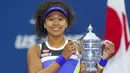 Petenis Jepang, Naomi Osaka, mengangkat trofi usai menjuarai AS Terbuka di Arthur Ashe Stadium, New York, Minggu (13/9/2020). Naomi Osaka mengalahkan Victoria Azarenka 1-6, 6-3, dan 6-3. (AP Photo/Seth Wenig)