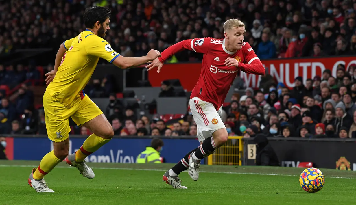 Donny van de Beek. Gelandang berusia 24 tahun yang memasuki musim kedua bersama Manchester United ini baru 7 kali dimainkan dengan durasi 67 menit di Liga Inggris musim ini. Minimnya menit bermain tentu akan mengancam posisinya di Timnas Belanda di Piala Dunia 2022. (AFP/Paul Ellis)