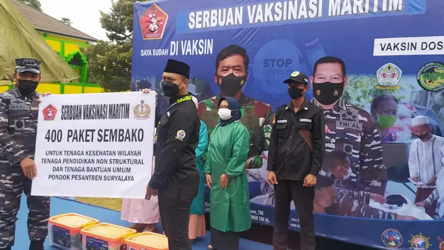 Wakasal Laksamana Madya TNI Ahmadi Heri Purwono memberikan sumbangan 400 paket bansos kepada perwakilan GMPS Ponpes Suryalaya, Tasikmalaya.