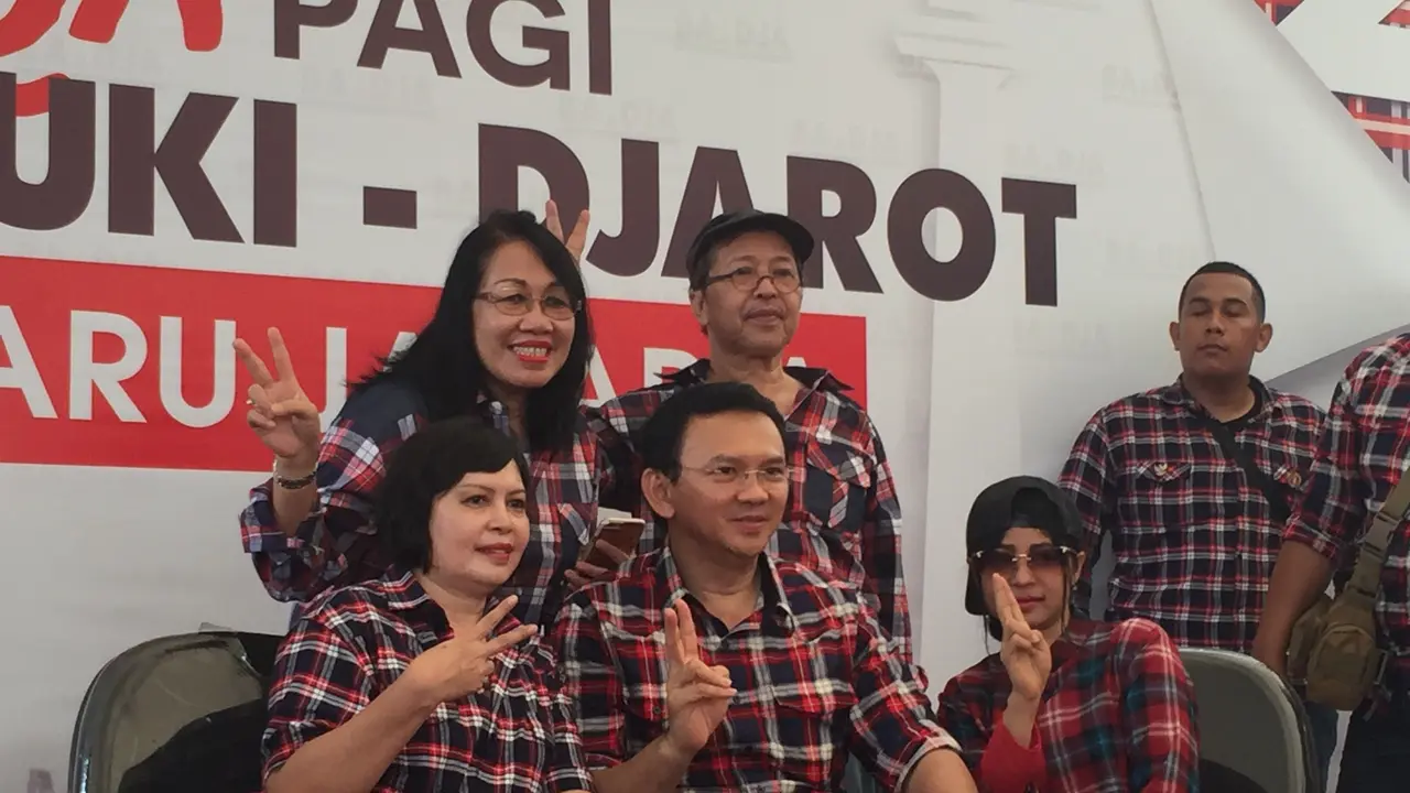 Antusiasme Warga Berfoto dengan Ahok