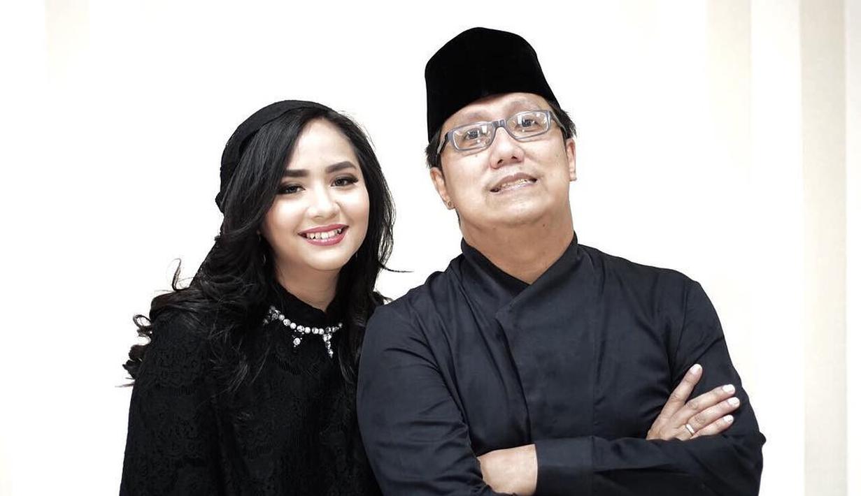 Kini Gita Gutawa dan sang ayah kerap bekerja bersama dalam berbagai proyek musik. Keduanya selalu tampil kompak bersama baik sebagai rekan kerja maupun sebagai anak dan ayah.  (Liputan6.com/IG/@gitagut)