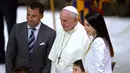 Paus Fransiskus (tengah) berfoto bersama dengan pemain Timnas Italia, Alessandro Del Piero (kiri) dan keluarganya (kanan) pada 1 September 2014 selama pertemuan dengan penyelenggara, pemain, dan tamu pertandingan sepak bola antar agama "pertandingan untuk perdamaian", yang dimainkan di Stadion Olimpiade Roma, Italia. (AFP/Vincenzo Pinto)