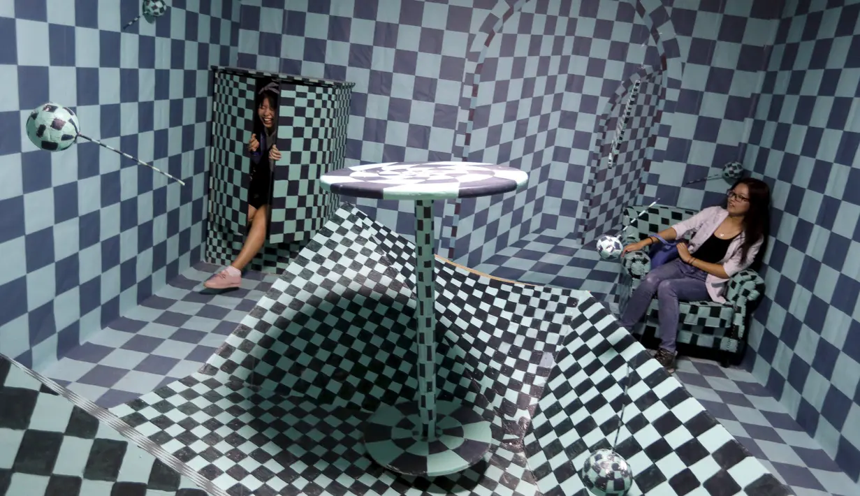 Pengunjung berpose di instalasi ilusi optik dalam pameran Imagine Your Museum of Art di Beijing, Tiongkok, Jumat (2/10/2015). (REUTERS/Jason Lee)