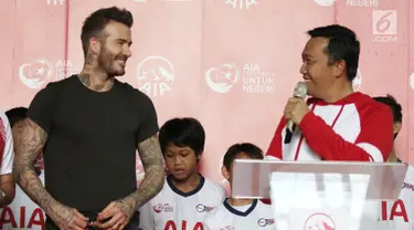 Menpora Imam Nahrawi dan mantan bintang sepak bola Inggris David Beckham memberikan sambutan pada acara AIA Sepak Bola untuk Negeri di Jakarta, Minggu (25/3). David tampil di Stadion Soemantri Brodjonegoro. (Liputan6.com/Herman Zakharia)