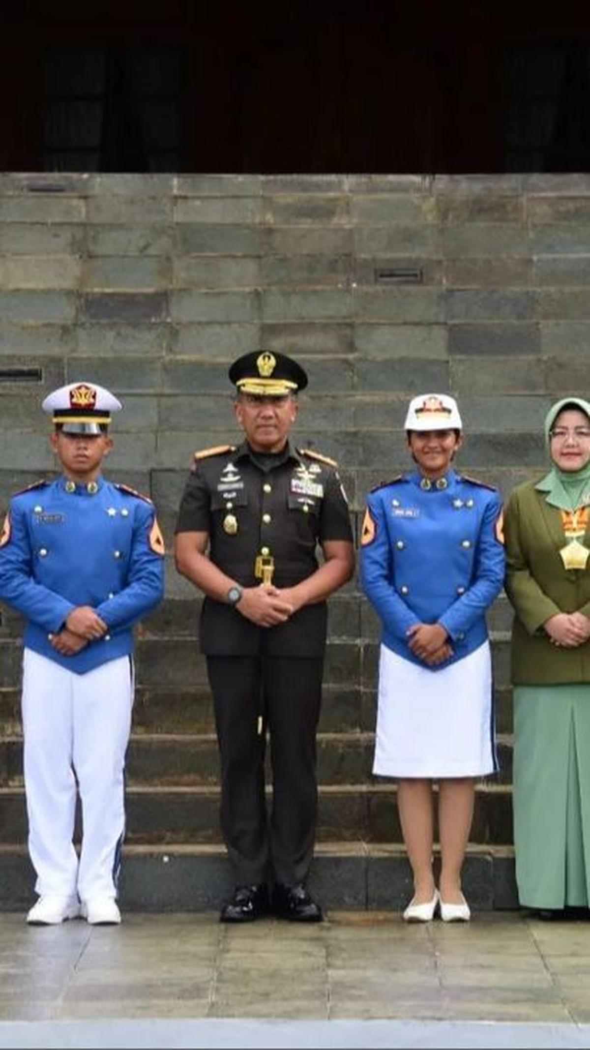 "Kalian adalah harapan masa depan, dan lembaga ini bangga memiliki kalian sebagai bagian dari keluarga Akmil," pesan Mayjen Sidharta kepada kedua taruna'taruni terbaik. <br>