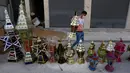 Pedagang Palestina menjual lentera Ramadan tradisional di sebuah pasar di Kota Nablus, Tepi Barat (19/4/2020). Jelang Ramadan, warga Palestina membeli lentera beraneka warna, yang dikenal sebagai fanoos dalam bahasa Arab, untuk anak-anak mereka atau sebagai hiasan di rumah. (Xinhua/Rizek Abdeljawad)