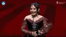 Dalam sambutannya, Prilly mengatakan penghargaan itu sebagai salah satu pembuktian kariernya. "Terima kasih untuk Festival Film Indonesia, untuk apresiasinya, penghargaan ini penghargaan yang sangat sangat berarti untuk saya," katanya. [Foto: YouTube/Festival Film Indonesia]