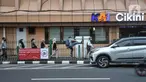 Calon penumpang kereta Commuter Line (KRL) melompati pagar saat hendak menuju Stasiun Cikini, Jakarta Pusat, Kamis (25/5/2023). (merdeka.com/Iqbal S.Nugroho)