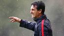 Pelatih Paris St Germain, Unai Emery memberikan instruksi ditengah terjangan hujan saat timnya melawan West Brom pada laga uji coba di Schladming Athletic Area, Austria, (13/7/2016). PSG menang 2-1. (Action Images via Reuters/Dominic Ebenbichler)