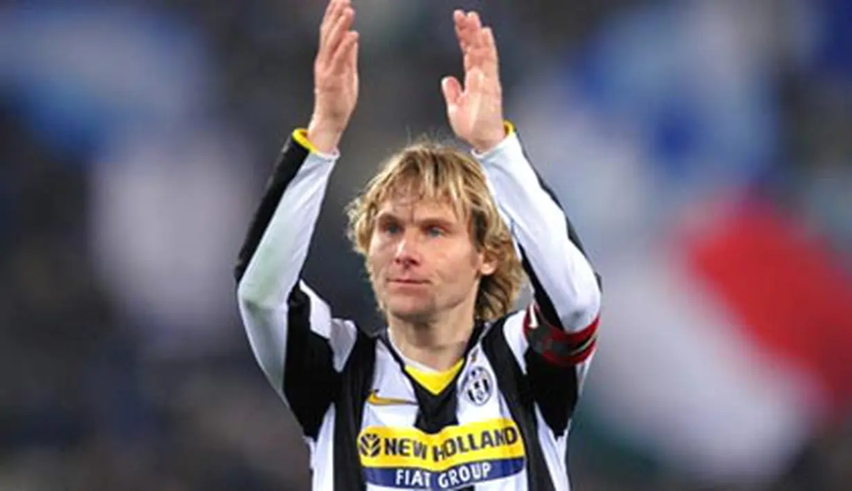 Gelandang Juventus, Pavel Nedved membalas aplaus ke suporter di akhir partai leg pertama semifinal Coppa Italia menghadapi Lazio di Stadio Olimpico, Rome, 3 Maret 2009. Lazio menang 2-1. AFP PHOTO/Vincenzo Pinto