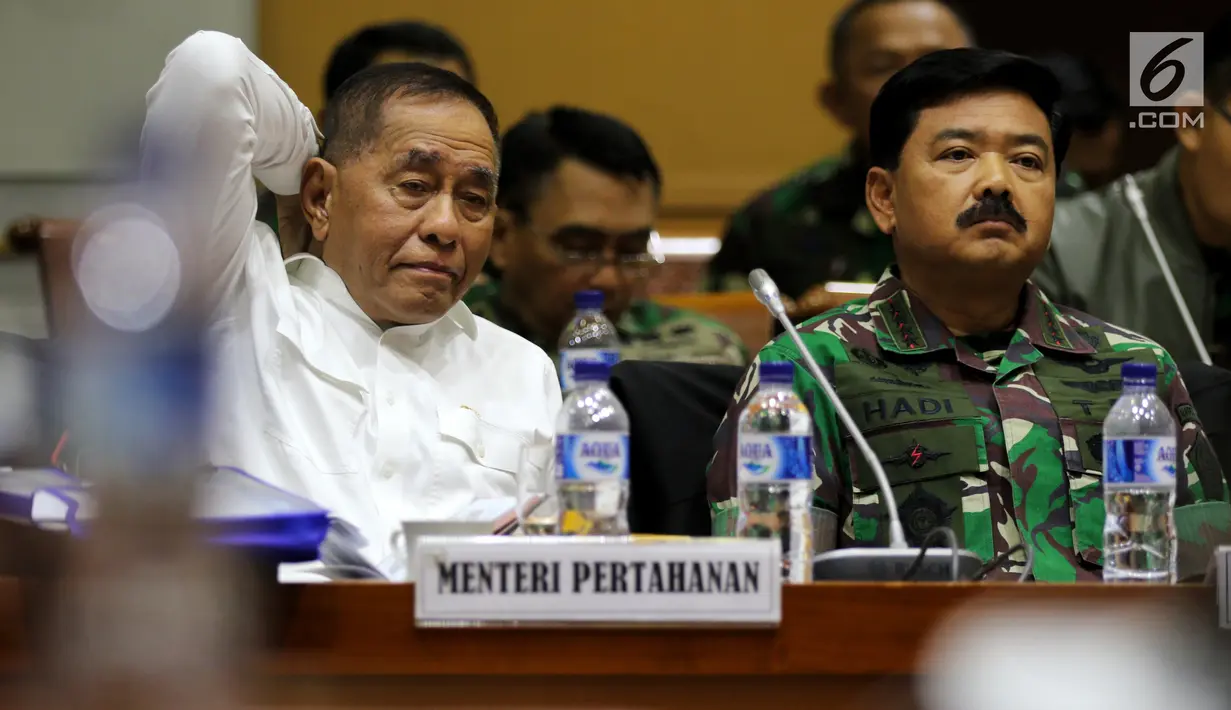 Menhan Ryamizard Ryacudu bersama Panglima TNI Marsekal TNI Hadi Tjahjanto rapat kerja dengan Komisi I DPR, Jakarta, Rabu (23/1). Rapat juga membahas pembahasan isu-isu aktual di bidang pertahanan keamanan. (Liputan6.com/JohanTallo)